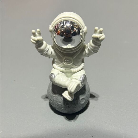 Astronaut Decorative Figure - Picture 2 of 6